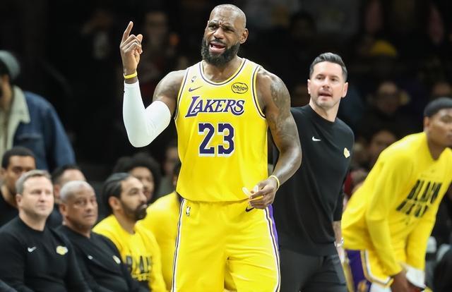 九游娱乐-关于詹姆斯回归赛场，回归赛场首场状态亮眼，FPX观众沸腾！的信息